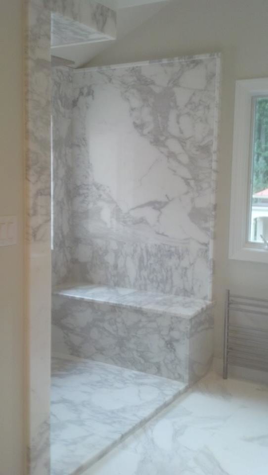 Idées déco pour une très grande salle de bain principale classique avec un plan de toilette en marbre, une douche ouverte, un carrelage blanc, des dalles de pierre et un sol en marbre.