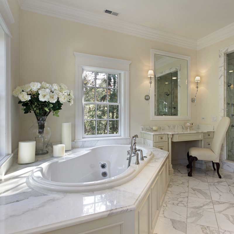 Immagine di una stanza da bagno chic con pareti beige, pavimento in marmo, top in marmo e pavimento bianco