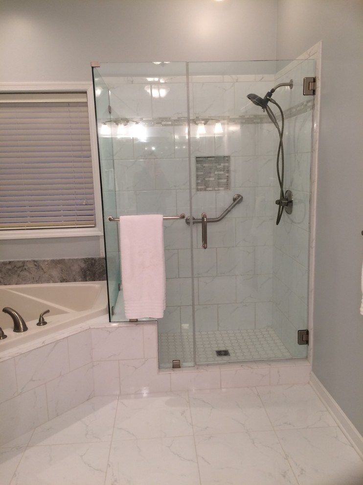 Idéer för vintage badrum, med ett hörnbadkar, vit kakel, porslinskakel, grå väggar, klinkergolv i porslin, ett undermonterad handfat och granitbänkskiva