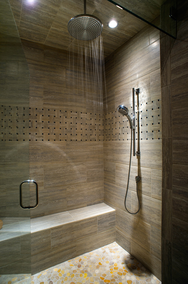 Foto di una stanza da bagno design con doccia alcova, pavimento con piastrelle di ciottoli e piastrelle marroni
