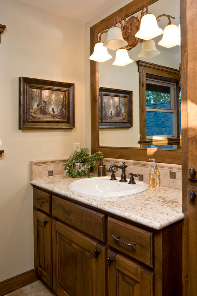 Foto di una grande stanza da bagno con doccia rustica con lavabo da incasso, ante con bugna sagomata, ante in legno scuro, WC a due pezzi e pavimento in travertino
