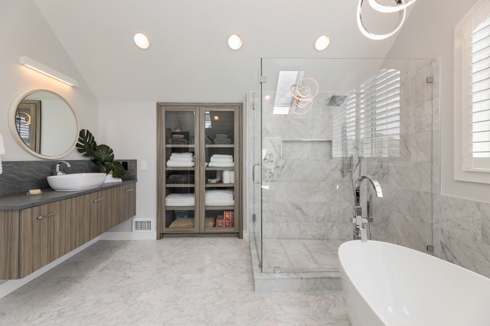 Exempel på ett modernt grå grått en-suite badrum, med bruna skåp, ett badkar med tassar, en hörndusch, vit kakel, marmorkakel, vita väggar, marmorgolv, ett fristående handfat, vitt golv och dusch med gångjärnsdörr