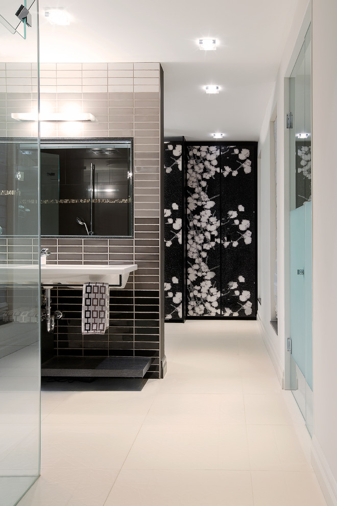 Esempio di una stanza da bagno padronale etnica con lavabo rettangolare, piastrelle grigie e pareti bianche