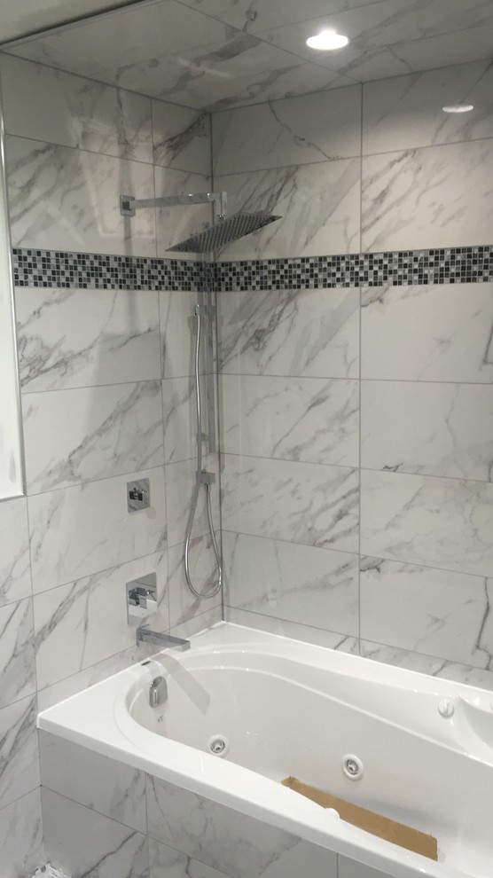 Immagine di una stanza da bagno moderna di medie dimensioni con vasca ad alcova, vasca/doccia, piastrelle grigie, piastrelle bianche, piastrelle di marmo, pavimento in marmo, pavimento bianco e doccia con tenda