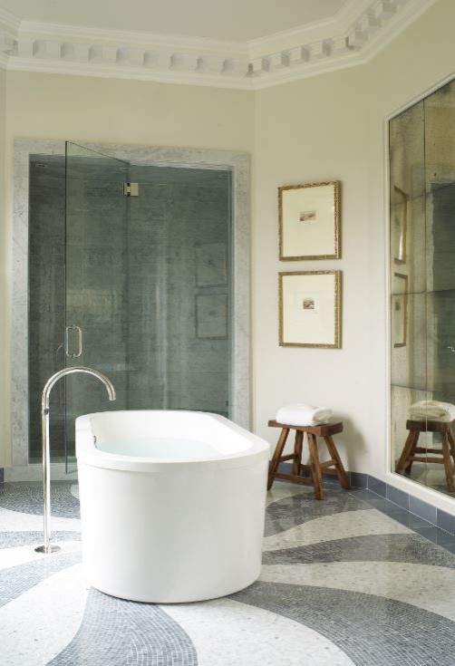 Foto di una grande stanza da bagno padronale moderna con ante a filo, ante bianche, vasca freestanding, piastrelle bianche, pareti beige, pavimento in gres porcellanato e top in marmo