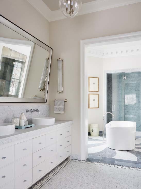 Ispirazione per una grande stanza da bagno padronale moderna con ante a filo, ante bianche, vasca freestanding, piastrelle bianche, pareti beige, pavimento in gres porcellanato e top in marmo