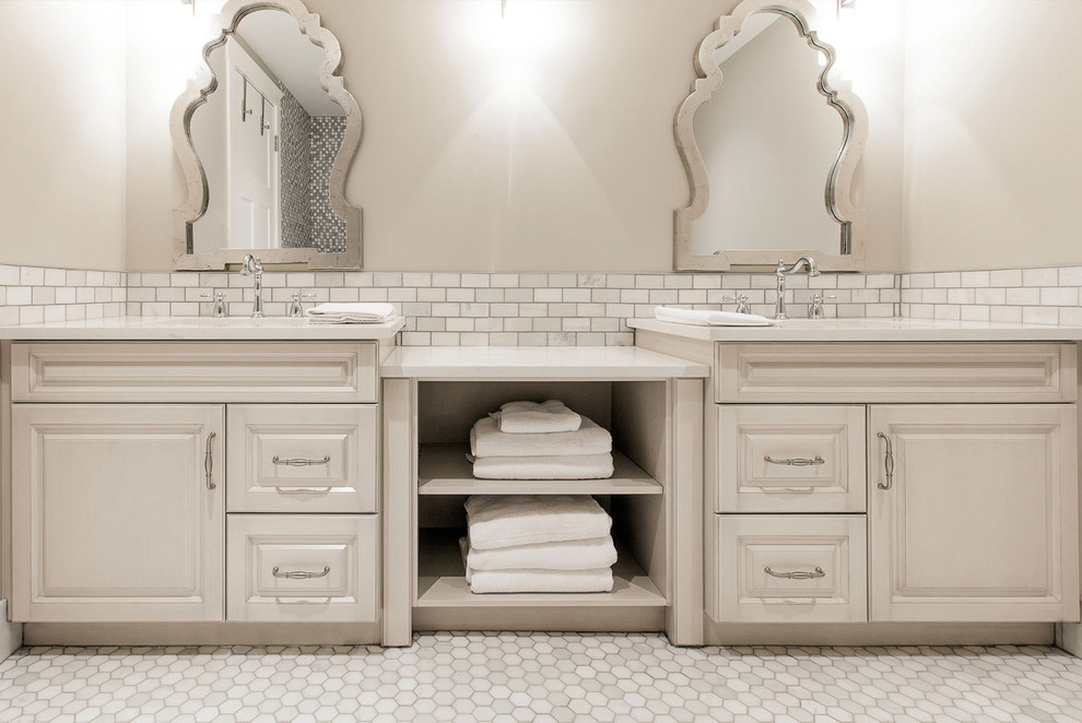 Ejemplo de cuarto de baño principal clásico grande con lavabo bajoencimera, armarios con paneles con relieve y paredes beige