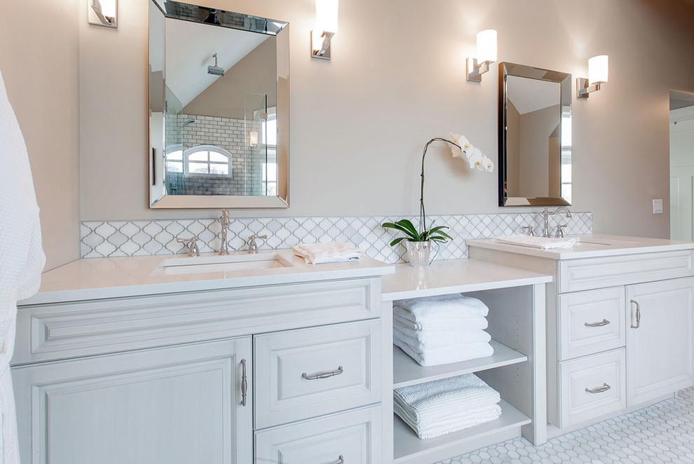 Imagen de cuarto de baño principal clásico grande con lavabo bajoencimera, armarios con paneles con relieve y paredes beige