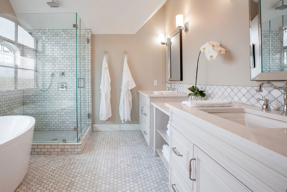 Idee per una grande stanza da bagno padronale chic con lavabo sottopiano, ante con bugna sagomata e pareti beige