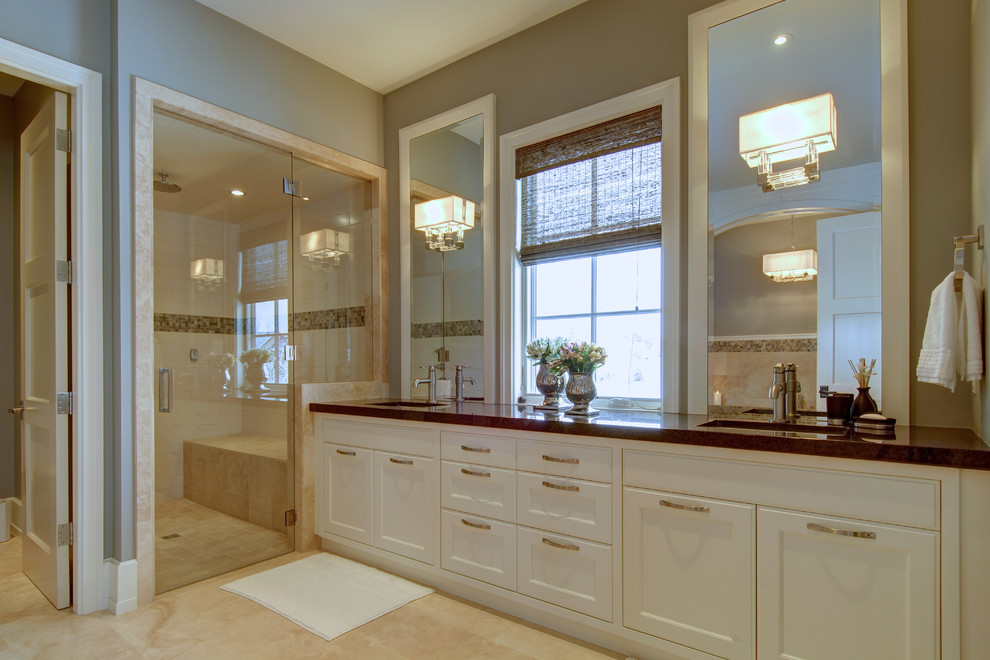 Klassisches Badezimmer mit Schrankfronten mit vertiefter Füllung, weißen Schränken und Duschnische in Calgary