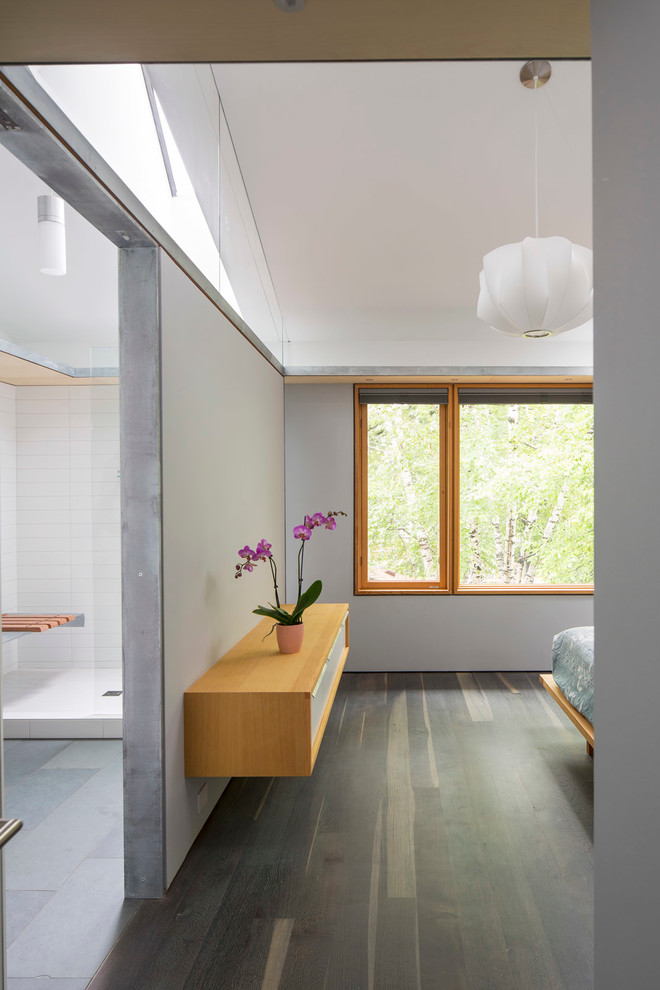 Modernes Badezimmer mit integriertem Waschbecken, flächenbündigen Schrankfronten, weißen Schränken, offener Dusche, weißen Fliesen und Schieferboden in Minneapolis