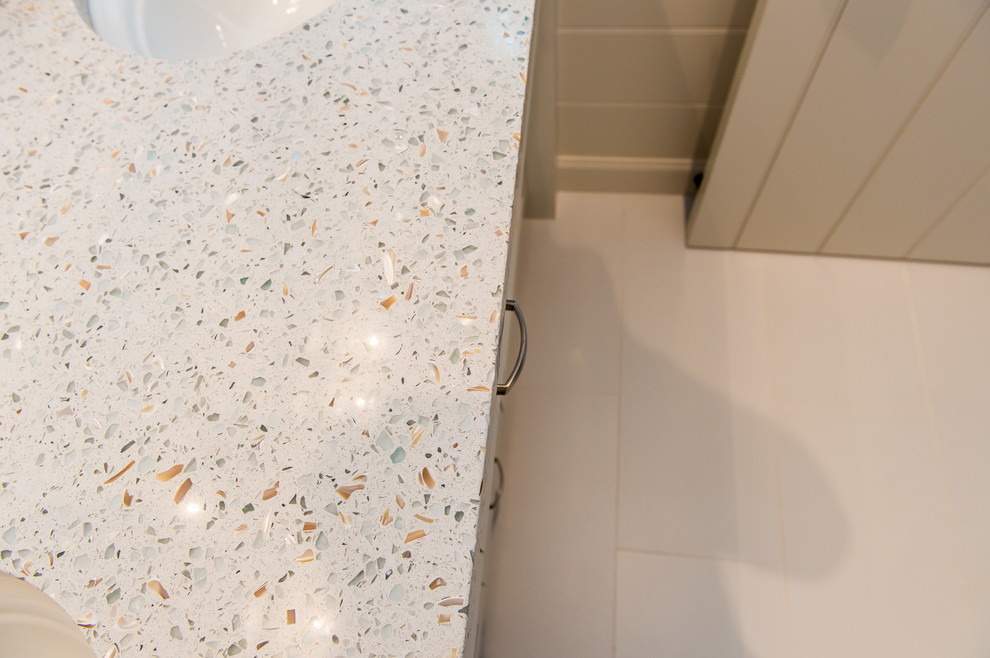 Idéer för att renovera ett mellanstort funkis badrum med dusch, med möbel-liknande, vita skåp, en dusch i en alkov, en toalettstol med hel cisternkåpa, flerfärgad kakel, mosaik, vita väggar, klinkergolv i porslin, ett undermonterad handfat och bänkskiva i återvunnet glas