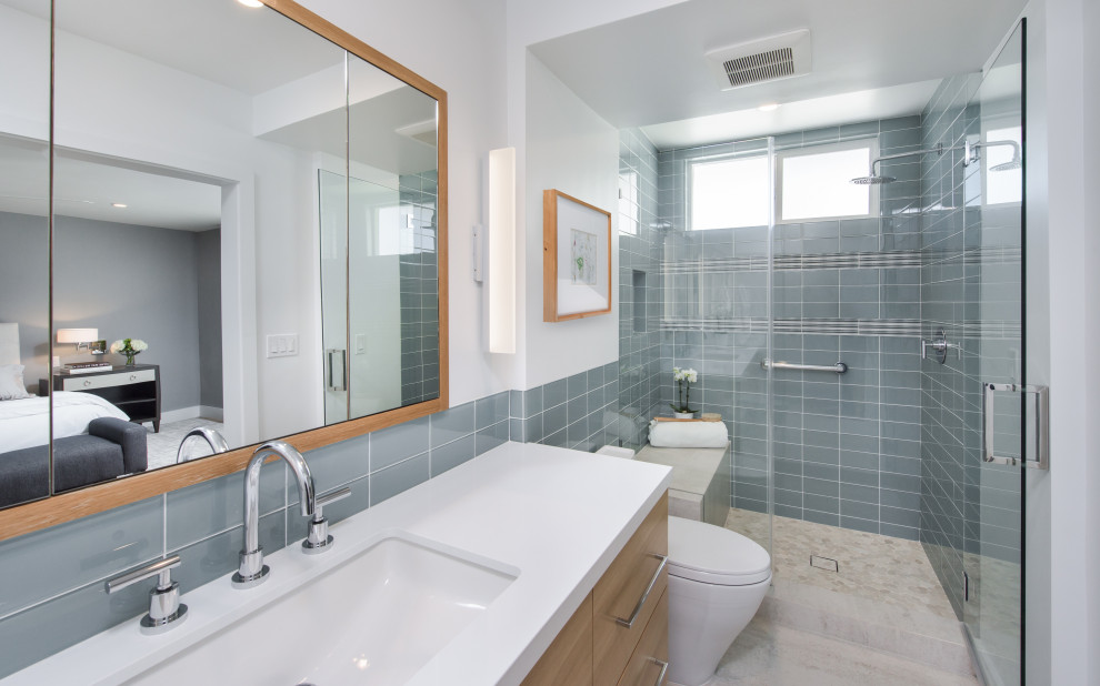 Свежая идея для дизайна: ванная комната среднего размера в морском стиле с плоскими фасадами, серыми фасадами, открытым душем, унитазом-моноблоком, серой плиткой, керамической плиткой, серыми стенами, полом из керамической плитки, душевой кабиной, врезной раковиной, столешницей из искусственного кварца, бежевым полом, душем с распашными дверями, белой столешницей, тумбой под одну раковину и подвесной тумбой - отличное фото интерьера