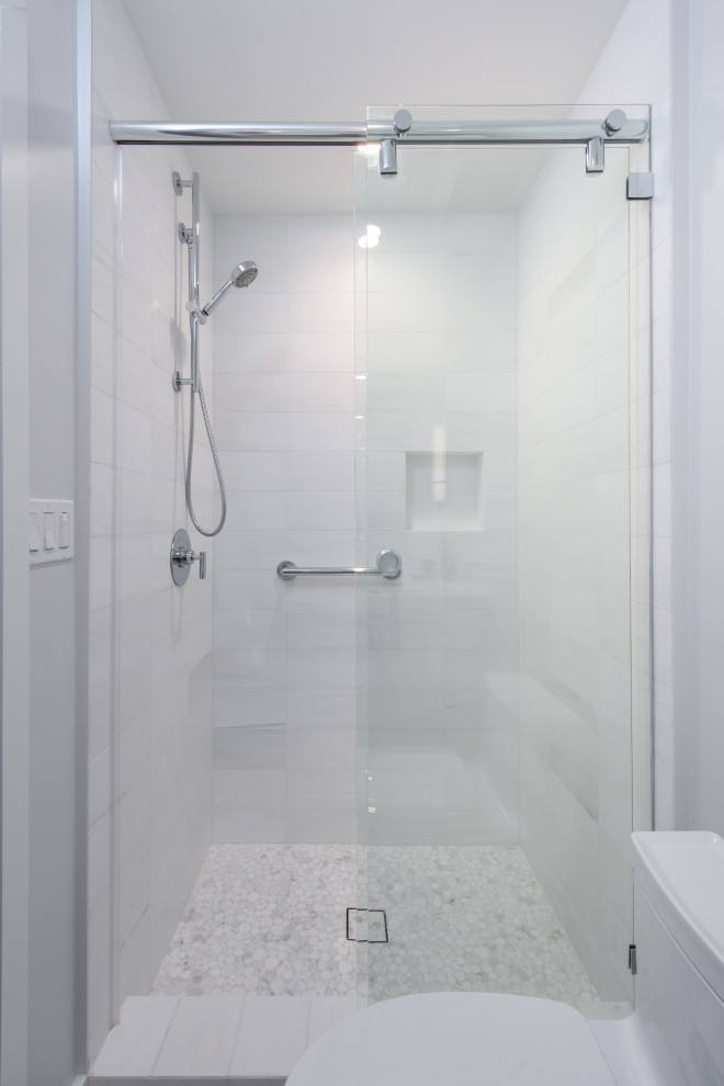 Стильный дизайн: маленькая ванная комната в морском стиле с плоскими фасадами, серыми фасадами, открытым душем, унитазом-моноблоком, серой плиткой, керамической плиткой, серыми стенами, паркетным полом среднего тона, душевой кабиной, врезной раковиной, столешницей из искусственного кварца, коричневым полом, душем с раздвижными дверями, белой столешницей, тумбой под одну раковину и подвесной тумбой для на участке и в саду - последний тренд