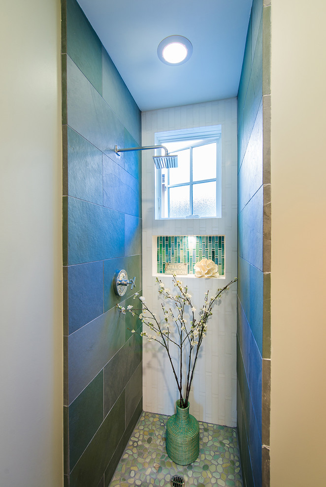 Идея дизайна: маленькая ванная комната в морском стиле с душем в нише, разноцветной плиткой, керамической плиткой, белыми стенами, полом из галечной плитки и душевой кабиной для на участке и в саду