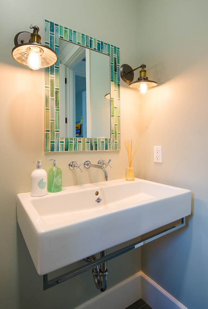 Ejemplo de cuarto de baño marinero con lavabo suspendido, ducha empotrada, sanitario de pared, baldosas y/o azulejos multicolor, baldosas y/o azulejos en mosaico, paredes blancas y aseo y ducha