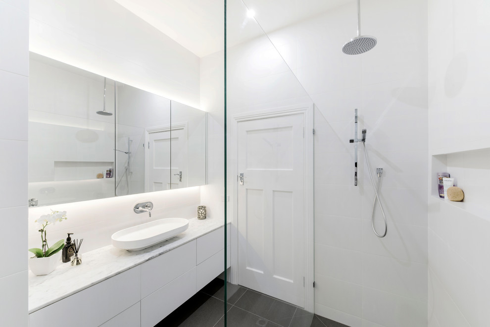 Idéer för mellanstora funkis badrum, med vita skåp, ett fristående badkar, en vägghängd toalettstol, keramikplattor, vita väggar, klinkergolv i keramik och ett fristående handfat