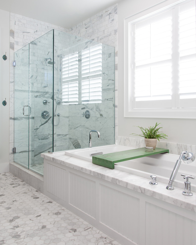 Idée de décoration pour une salle de bain marine avec une baignoire posée, une douche d'angle et un carrelage blanc.