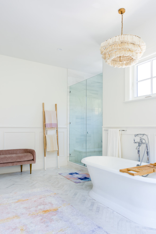 Immagine di una grande stanza da bagno padronale costiera con vasca freestanding, pareti bianche, pavimento con piastrelle in ceramica, pavimento grigio, porta doccia a battente e doccia alcova