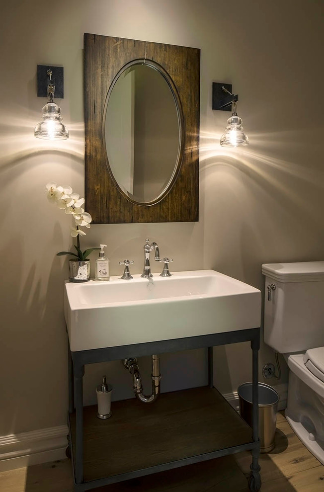 Immagine di una stanza da bagno tradizionale con piastrelle beige e parquet chiaro