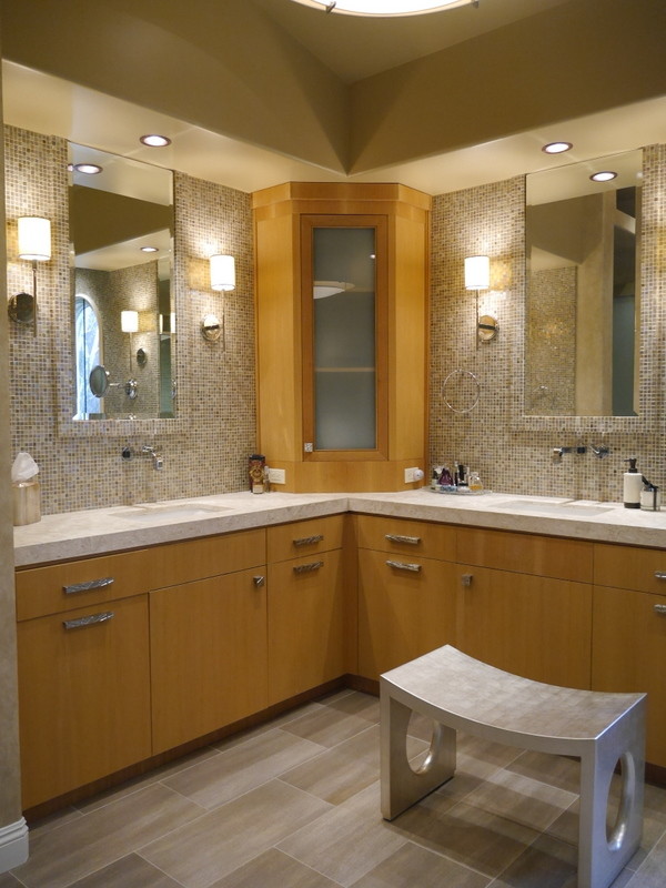 Aménagement d'une salle de bain principale contemporaine en bois clair avec un lavabo posé, un placard à porte plane, un carrelage marron et mosaïque.