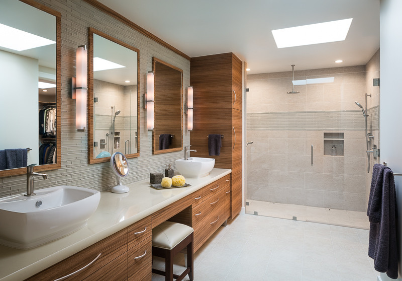 Diseño de cuarto de baño contemporáneo con armarios con paneles lisos