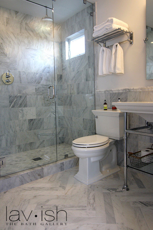 Immagine di una piccola stanza da bagno chic con lavabo a colonna, doccia alcova, WC a due pezzi, nessun'anta, top in marmo, piastrelle bianche, piastrelle in pietra, pareti bianche e pavimento in marmo