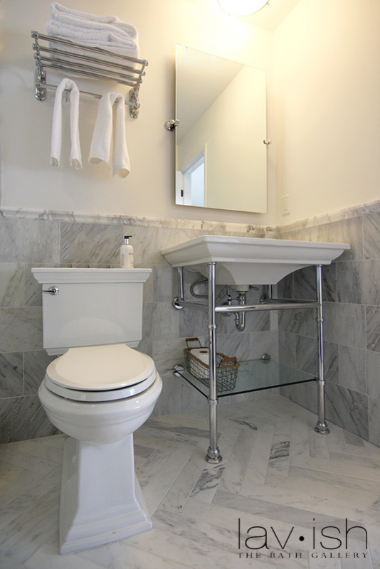 Cette photo montre une petite douche en alcôve chic avec un lavabo de ferme, WC séparés, un placard sans porte, un plan de toilette en marbre, un carrelage blanc, un carrelage de pierre, un mur blanc et un sol en marbre.