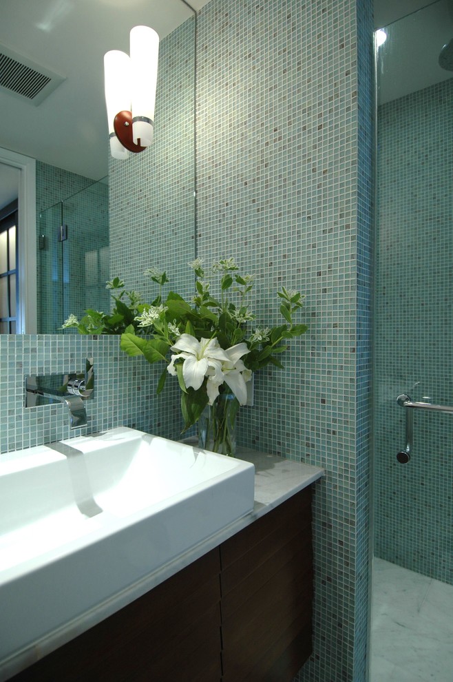 Источник вдохновения для домашнего уюта: главная ванная комната среднего размера в современном стиле с мраморной столешницей, плиткой мозаикой, раковиной с несколькими смесителями, синей плиткой, белыми стенами, мраморным полом и темными деревянными фасадами