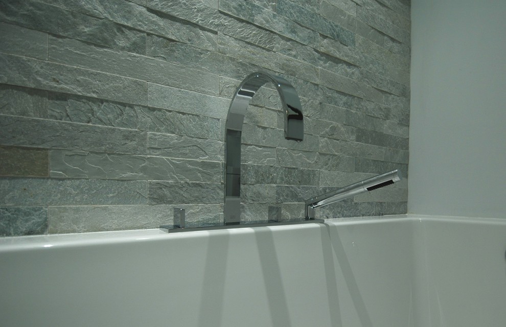 Свежая идея для дизайна: маленькая ванная комната в стиле модернизм с ванной в нише, душем над ванной, белой плиткой, каменной плиткой и белыми стенами для на участке и в саду - отличное фото интерьера
