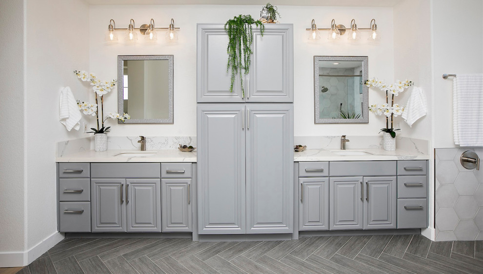 Пример оригинального дизайна: большая главная ванная комната в стиле кантри с фасадами в стиле шейкер, серыми фасадами, отдельно стоящей ванной, угловым душем, белой плиткой, керамогранитной плиткой, белыми стенами, полом из керамогранита, врезной раковиной, столешницей из кварцита, серым полом, душем с распашными дверями и разноцветной столешницей