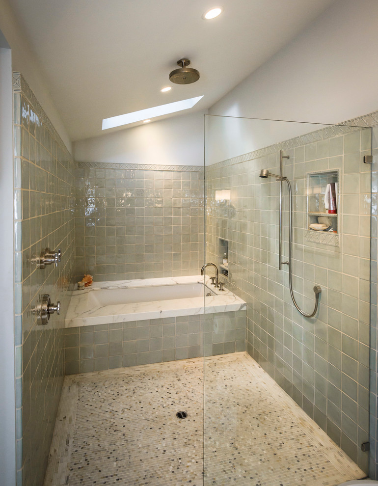 Idéer för ett stort modernt en-suite badrum, med ett undermonterat badkar, en kantlös dusch, grå kakel, flerfärgad kakel och porslinskakel