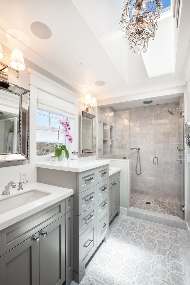 Idéer för ett litet amerikanskt en-suite badrum, med luckor med infälld panel, grå skåp, en dusch i en alkov, svart och vit kakel, keramikplattor, grå väggar, ett undermonterad handfat, marmorbänkskiva och mosaikgolv
