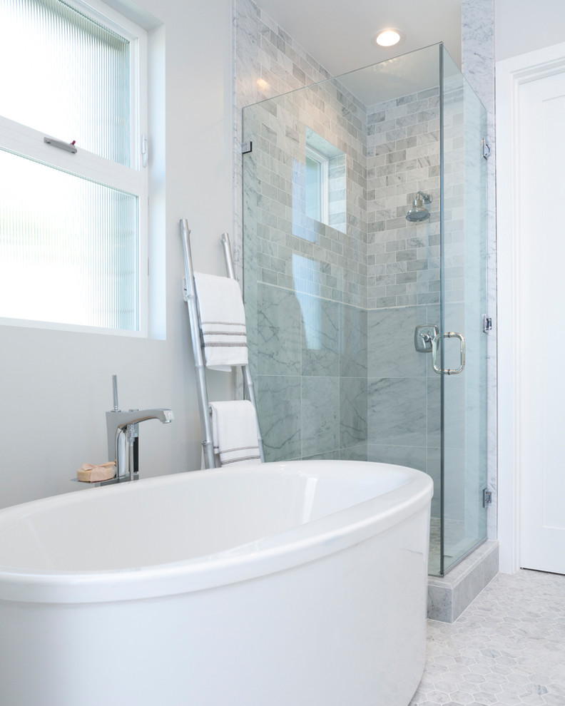 Exempel på ett amerikanskt en-suite badrum, med skåp i shakerstil, vita skåp, ett fristående badkar, en hörndusch, grå kakel, marmorkakel, marmorgolv, ett undermonterad handfat, marmorbänkskiva och dusch med gångjärnsdörr