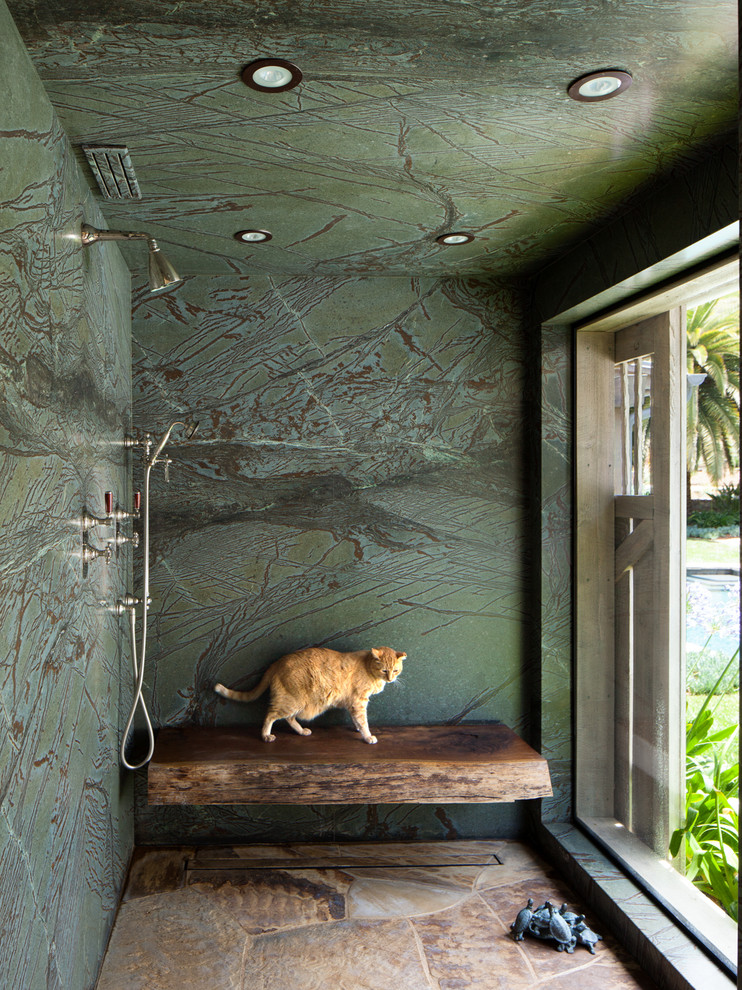 На фото: ванная комната в стиле кантри с двойным душем, зеленой плиткой, плиткой из листового камня, коричневым полом и окном