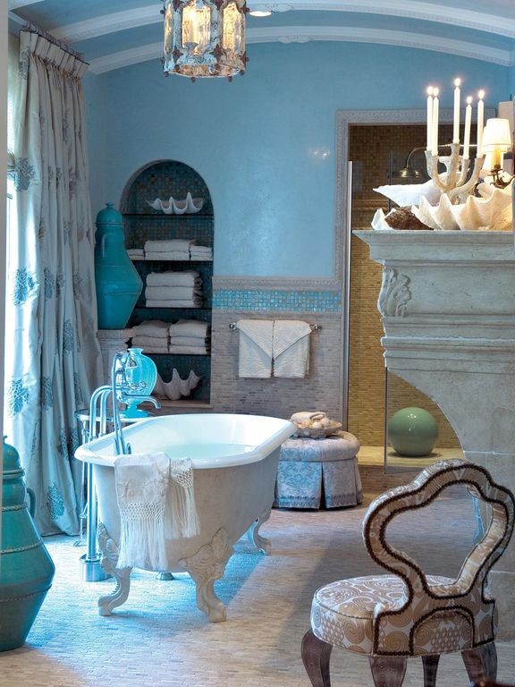 Ejemplo de cuarto de baño principal mediterráneo con bañera con patas, baldosas y/o azulejos azules, baldosas y/o azulejos de piedra, paredes azules, suelo de baldosas de terracota, suelo blanco y ducha con puerta corredera