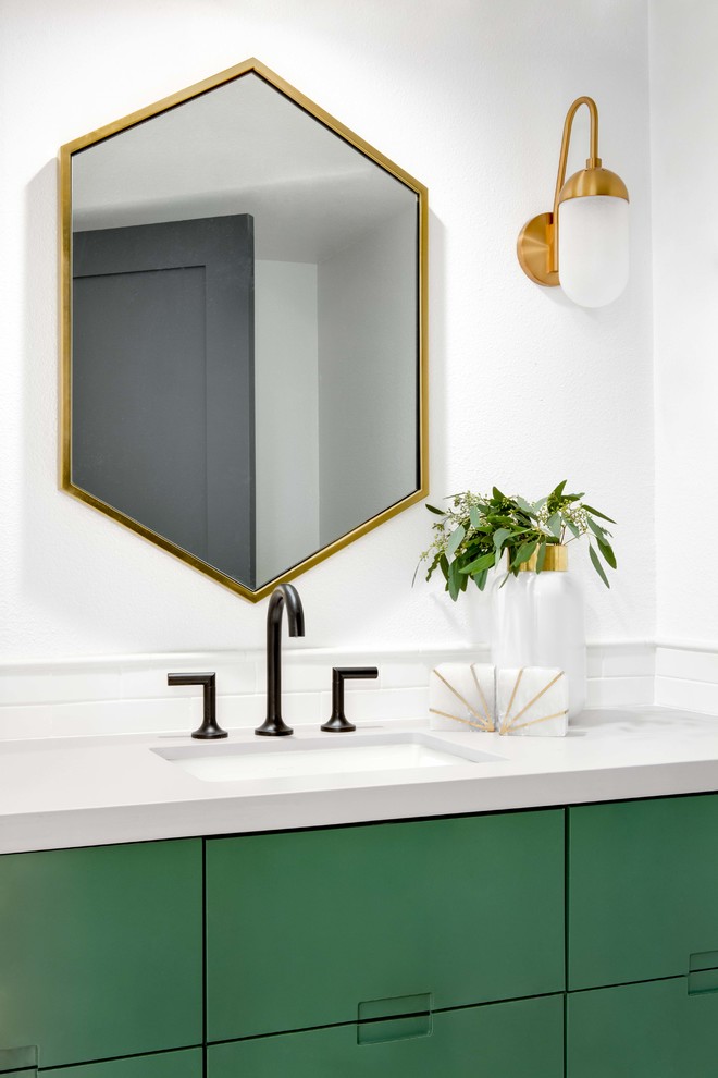 Mittelgroßes Modernes Badezimmer mit flächenbündigen Schrankfronten, grünen Schränken, weißen Fliesen, weißer Wandfarbe und Unterbauwaschbecken in Orange County