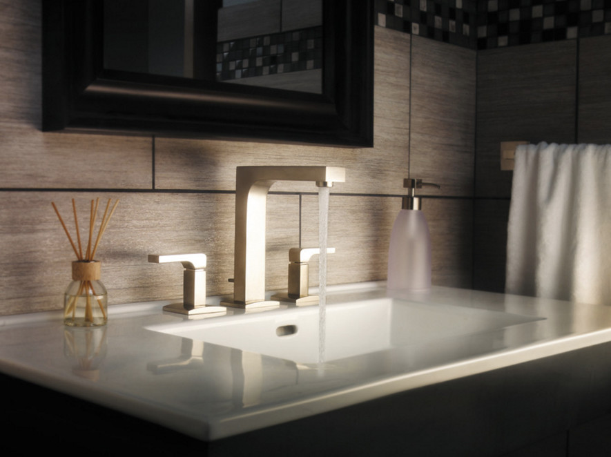 Exemple d'une salle de bain tendance avec un carrelage beige, des carreaux de porcelaine, un lavabo intégré et un plan de toilette en surface solide.