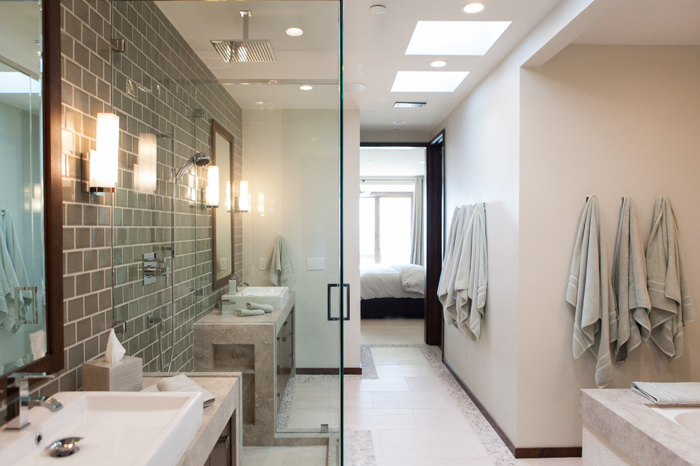 Exemple d'une salle de bain principale moderne avec des carreaux de céramique.