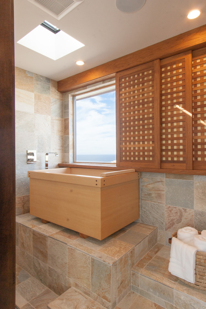 Bild på ett orientaliskt badrum, med ett japanskt badkar, en öppen dusch och skiffergolv