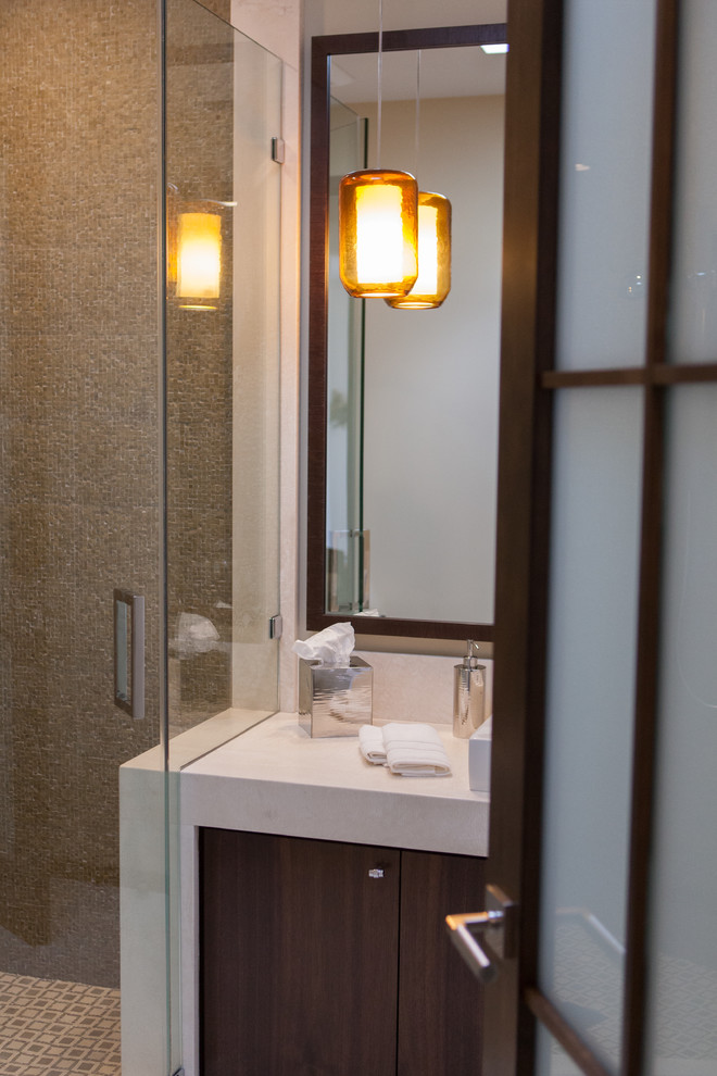 Diseño de cuarto de baño minimalista con armarios con paneles lisos, puertas de armario de madera en tonos medios y aseo y ducha