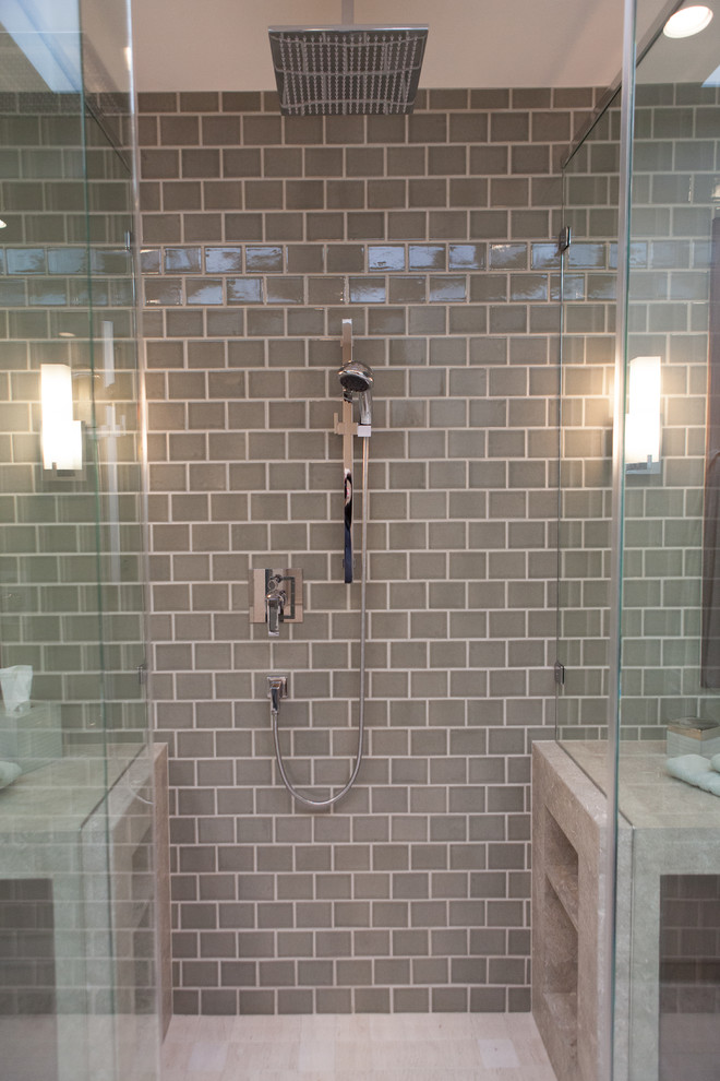 Cette image montre une salle de bain principale minimaliste avec des carreaux de céramique.