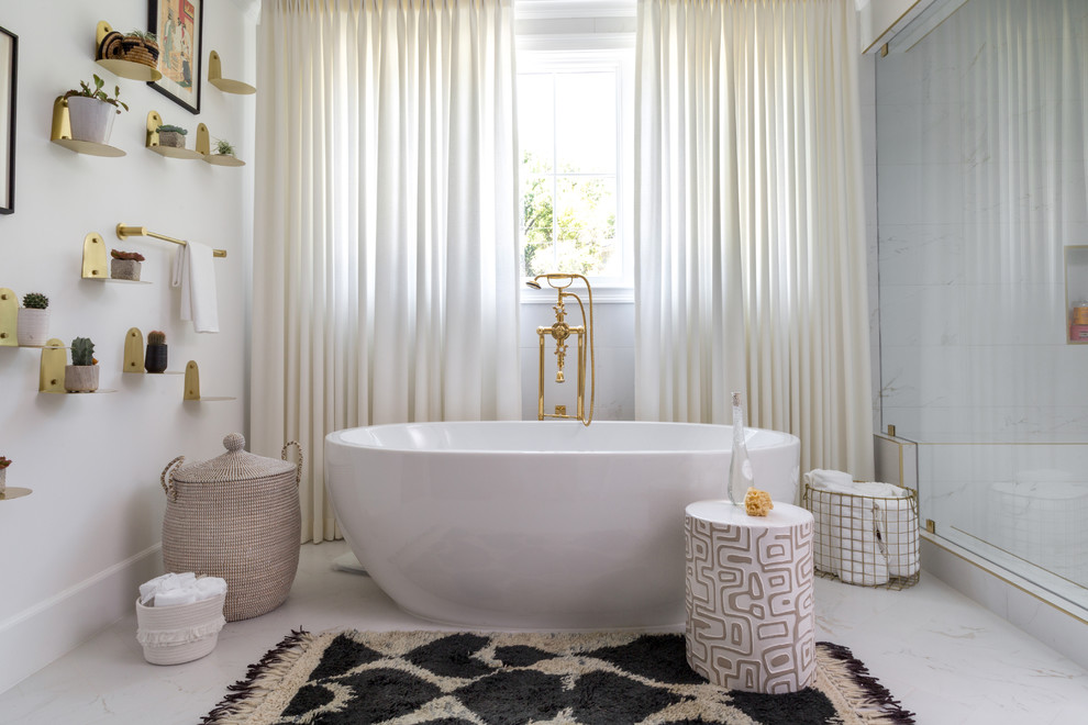 Imagen de cuarto de baño principal contemporáneo con bañera exenta, ducha empotrada y paredes blancas