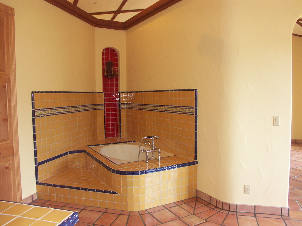 Inspiration för medelhavsstil en-suite badrum, med skåp i shakerstil, ett platsbyggt badkar, gul kakel, keramikplattor, gula väggar och klinkergolv i terrakotta