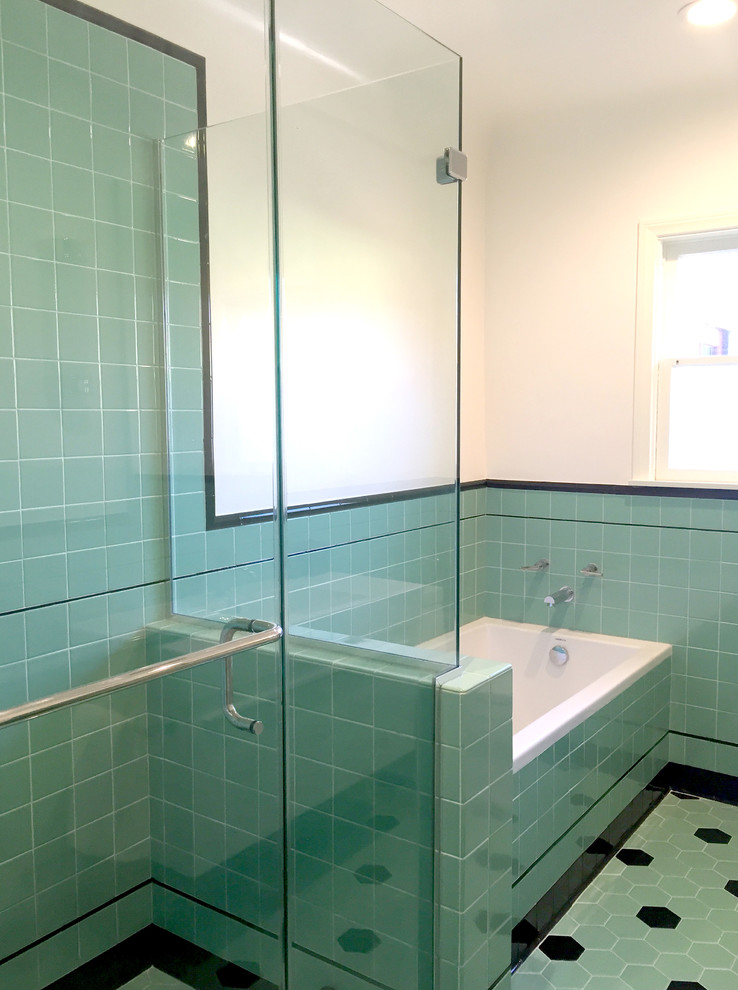 Пример оригинального дизайна: ванная комната среднего размера в стиле кантри с монолитной раковиной, открытыми фасадами, белыми фасадами, накладной ванной, угловым душем, унитазом-моноблоком, зеленой плиткой, керамической плиткой, белыми стенами и полом из керамической плитки