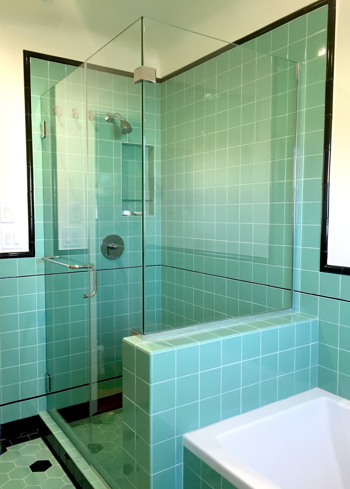 Amerikansk inredning av ett mellanstort badrum, med ett integrerad handfat, öppna hyllor, vita skåp, ett platsbyggt badkar, en hörndusch, en toalettstol med hel cisternkåpa, grön kakel, keramikplattor, vita väggar och klinkergolv i keramik