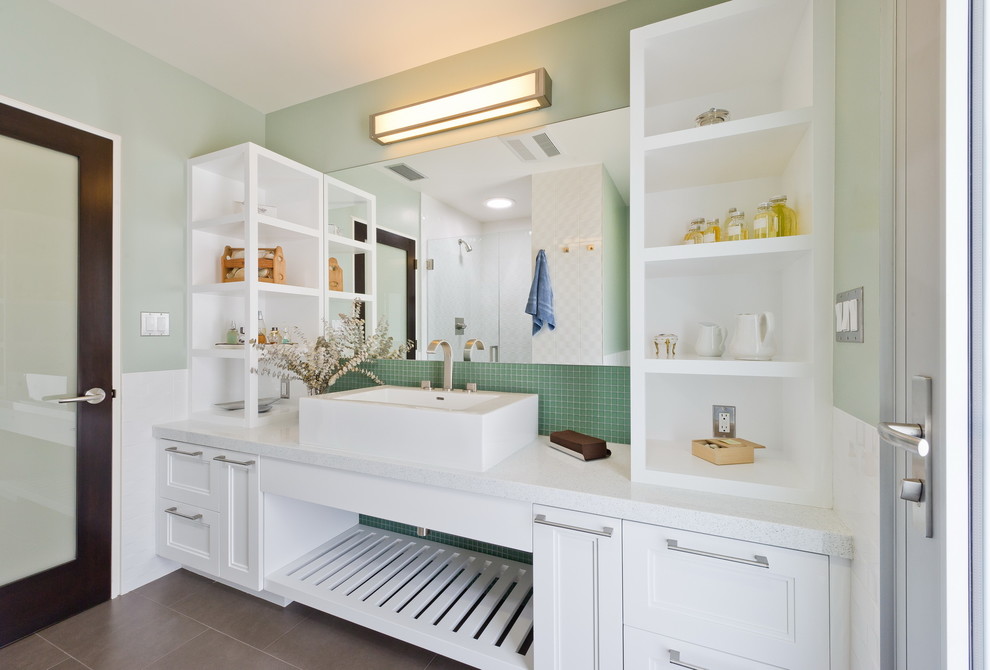 ロサンゼルスにあるコンテンポラリースタイルのおしゃれな浴室 (シェーカースタイル扉のキャビネット、ベッセル式洗面器) の写真