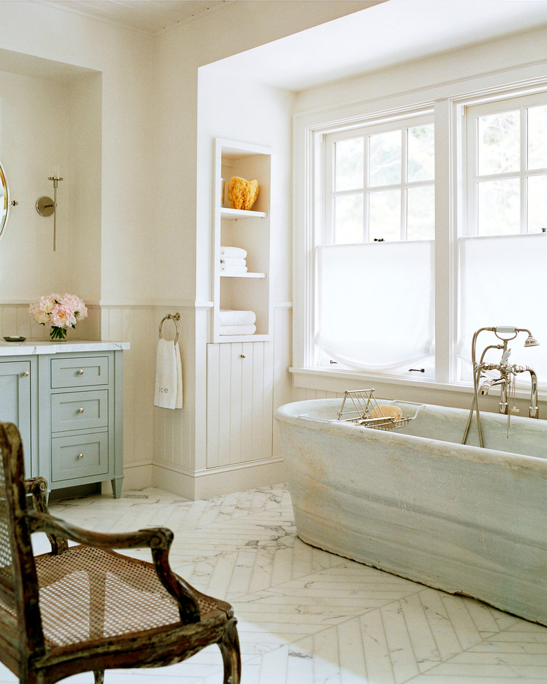 Источник вдохновения для домашнего уюта: ванная комната в стиле кантри с фасадами в стиле шейкер и отдельно стоящей ванной