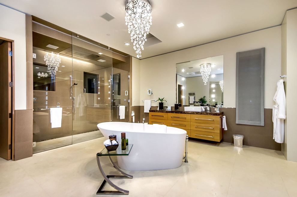 На фото: ванная комната в стиле модернизм с душем без бортиков с