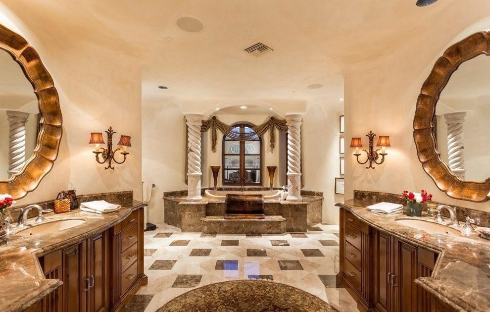 Пример оригинального дизайна: огромная главная ванная комната в средиземноморском стиле с фасадами островного типа, коричневыми фасадами, накладной ванной, открытым душем, унитазом-моноблоком, коричневой плиткой, керамической плиткой, бежевыми стенами, полом из цементной плитки, накладной раковиной, столешницей из гранита, разноцветным полом и открытым душем
